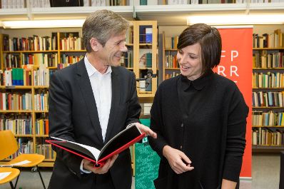 Am 11. Oktober 2015 verlieh Kunst- und Kulturminister Josef Ostermayer (l.) den Erich Fried Preis an die Autorin Dorothee Elmiger (r.).