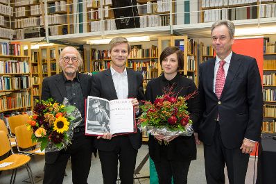 Am 11. Oktober 2015 verlieh Kunst- und Kulturminister Josef Ostermayer (m.l.) den Erich Fried Preis an die Autorin Dorothee Elmiger (m.r.).
