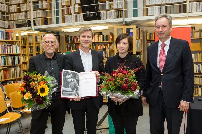 Am 11. Oktober 2015 verlieh Kunst- und Kulturminister Josef Ostermayer (m.l.) den Erich Fried Preis an die Autorin Dorothee Elmiger (m.r.).