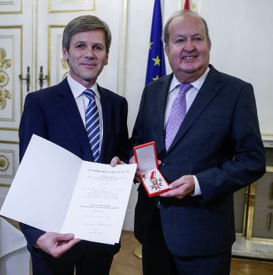 Am 16. Oktober 2015 überreichte Kunst- und Kulturminister Josef Ostermayer (l.) das Goldene Ehrenzeichen für Verdienste um die Republik Österreich an Alfred Grinschgl (r.).