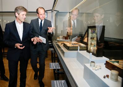 Am 19. Oktober 2015 eröffnete Kunst- und Kulturminister Josef Ostermayer (l.) die Ausstellung Joseph Cornell im Kunsthistorischen Museum. Im Bild mit dem Kurator Jasper Sharp (r.).