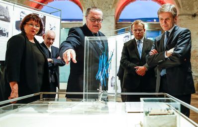 Am 21. Oktober 2015 eröffnete Kunst- und Kulturminister Josef Ostermayer (r.) die Ausstellung „150 Jahre Max Fabiani'' im Architekturzentrum Wien.
