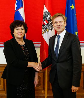 Am 21. Oktober 2015 empfing Kunst- und Kulturminister Josef Ostermayer (r.) die slowenische Kulturministerin Julijana Bizjak Mlakar (l.) zu einem Arbeitsgespräch im Palais Dietrichstein.