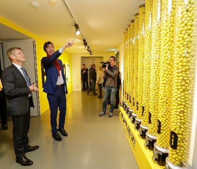 Am 27. Oktober 2015 eröffnete Kunst- und Kulturminister Josef Ostermayer (l.) die Ausstellung Stefan Sagmeister  The Happy Show. Im Bild mit dem Künstler Stefan Sagmeister (r.).