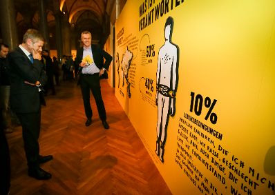 Am 27. Oktober 2015 eröffnete Kunst- und Kulturminister Josef Ostermayer (l.) die Ausstellung Stefan Sagmeister  The Happy Show. Im Bild mit dem Direktor des MAK Christoph Thun-Hohenstein (r.).