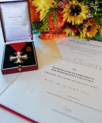 Am 30. Oktober 2015 überreichte Kunst- und Kulturminister Josef Ostermayer das österreichische Ehrenkreuz für Wissenschaft und Kunst an Rainer Schubert.