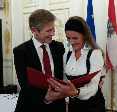 Am 6. Oktober 2015 überreichte Kunst- und Kulturminister Josef Ostermayer (l.) die Urkunde mit der Mercedes Echerer (r.) der Berufstitel Professorin verliehen wurde.