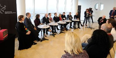 Am 16. Dezember 2015 fand im Ringturm die Nominierungspressekonferenz des Österreichischen Filmpreises statt. Am Rednerpult die Moderatorin der Veranstaltung Eva Spreitzhofer (r.).