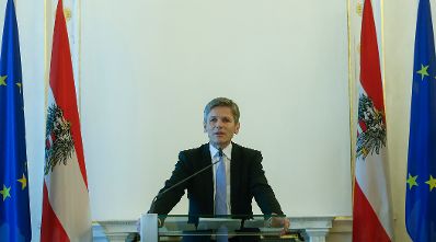Am 10. Februar 2016 fand im Bundeskanzleramt die Überreichung von Ehrenzeichen durch Kunst- und Kulturminister Josef Ostermayer (im Bild) statt.