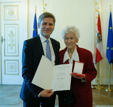 Am 10. Februar 2016 überreichte Kunst- und Kulturminister Josef Ostermayer (l.) das Silberne Verdienstzeichen der Republik Österreich an Maria Cäsar (r.).