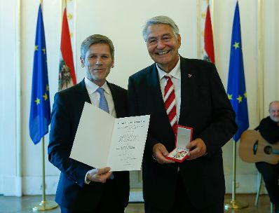 Am 10. Februar 2016 überreichte Kunst- und Kulturminister Josef Ostermayer (l.) das Goldenen Ehrenzeichen für Verdienste um die Republik Österreich an Gerhard Kastelic (r.).