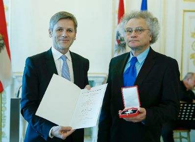 Am 10. Februar 2016 überreichte Kunst- und Kulturminister Josef Ostermayer (l.) das Silberne Verdienstzeichen der Republik Österreich an Irma Trksak. Im Bild mit dem Sohn Ludwig Trksak (r.) der die Ehrung stellvertretend entgegen nahm.
