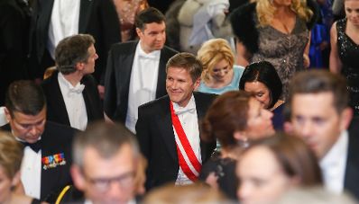 Am 4. Februar 2016 besuchte Kanzleramtsminister Josef Ostermayer (m.) den Wiener Opernball.