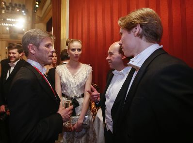 Am 4. Februar 2016 besuchte Kanzleramtsminister Josef Ostermayer (l.) den Wiener Opernball. Im Bild mit Staatsoperndirektor Dominique Meyer (m.r.).