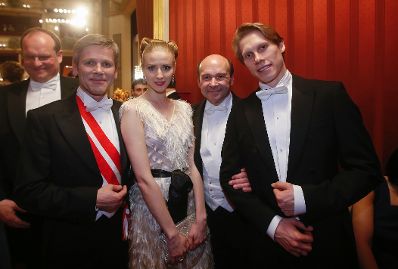 Am 4. Februar 2016 besuchte Kanzleramtsminister Josef Ostermayer (l.) den Wiener Opernball. Im Bild mit Staatsoperndirektor Dominique Meyer (m.r.).