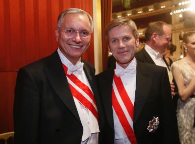 Am 4. Februar 2016 besuchte Kanzleramtsminister Josef Ostermayer (r.) den Wiener Opernball. Im Bild mit Sozialminister Alois Stöger (l.).