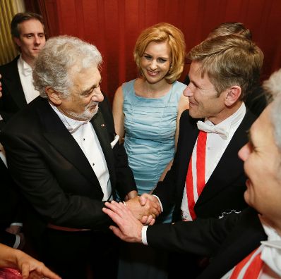 Am 4. Februar 2016 besuchte Kanzleramtsminister Josef Ostermayer (r.) den Wiener Opernball. Im Bild mit Kammersänger Plácido Domingo (l.) und Staatsekretärin Sonja Steßl (m.).