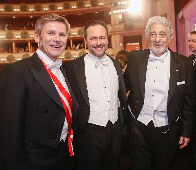Am 4. Februar 2016 besuchte Kanzleramtsminister Josef Ostermayer (l.) den Wiener Opernball. Im Bild mit Tenor Uwe Buchmann (m.) und Kammersänger Plácido Domingo (r.).