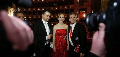 Am 4. Februar 2016 besuchte Kanzleramtsminister Josef Ostermayer (r.) den Wiener Opernball. Im Bild mit Opernball-Zeremonienmeister Roman E. Svabek (l.) und Ehefrau Elisabeth (m.).