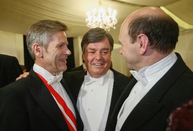 Am 4. Februar 2016 besuchte Kanzleramtsminister Josef Ostermayer (l.) den Wiener Opernball. Im Bild mit Staatsoperndirektor Dominique Meyer (r.) und Kammersänger Herwig Pecoraro (m.).