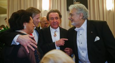 Am 4. Februar 2016 besuchte Kanzleramtsminister Josef Ostermayer (m.l.) den Wiener Opernball. Im Bild mit Kammersänger Plácido Domingo (r.), Pianist Rudolf Buchbinder (m.r.) und Inge Buchbinder (l.).
