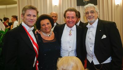 Am 4. Februar 2016 besuchte Kanzleramtsminister Josef Ostermayer (l.) den Wiener Opernball. Im Bild mit Kammersänger Plácido Domingo (r.), Pianist Rudolf Buchbinder (m.l.) und Inge Buchbinder (m.l.).