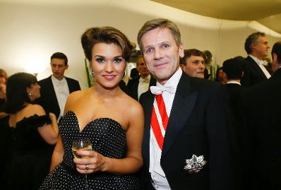 Am 4. Februar 2016 besuchte Kanzleramtsminister Josef Ostermayer (r.) den Wiener Opernball. Im Bild mit Opernsängerin Olga Peretyatko (l.).