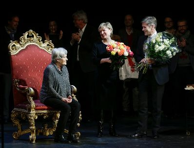 Am 8. Februar 2016 besuchte Kunst- und Kulturminister Josef Ostermayer (r.) die Festvorstellung "Neunundsiebzig plus eins" anlässlich Elisabeth Orths (l.) Geburtstag im Akademietheater. Im Bild mit Burgtheater-Direktorin Karin Bergmann (m.).