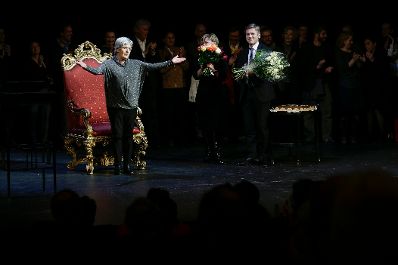 Am 8. Februar 2016 besuchte Kunst- und Kulturminister Josef Ostermayer (r.) die Festvorstellung "Neunundsiebzig plus eins" anlässlich Elisabeth Orths (l.) Geburtstag im Akademietheater. Im Bild mit Burgtheater-Direktorin Karin Bergmann (m.).