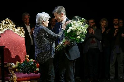 Am 8. Februar 2016 besuchte Kunst- und Kulturminister Josef Ostermayer (r.) die Festvorstellung "Neunundsiebzig plus eins" anlässlich Elisabeth Orths (l.) Geburtstag im Akademietheater.