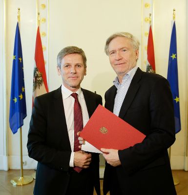 Am 9. Februar 2016 überreichte Kunst- und Kulturminister Josef Ostermayer (l.) die Urkunde, mit der Peter Pelinka (r.) der Berufstitel Professor verliehen wurde.