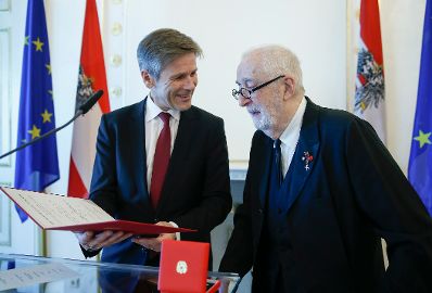 Am 12. Februar 2016 überreichte Kunst- und Kulturminister Josef Ostermayer (l.) das Große Ehrenzeichen für Verdienste um die Republik Österreich an Hellmuth Matiasek (r.).