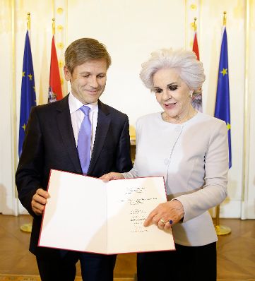 Am 16. Februar 2016 überreichte Kunst- und Kulturminister Josef Ostermayer (l.) die Urkunde, mit der Maresa Hörbiger (r.) der Berufstitel Professorin verliehen wurde.