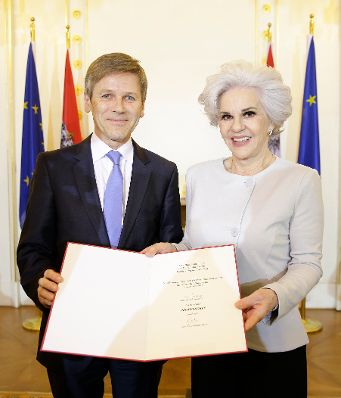 Am 16. Februar 2016 überreichte Kunst- und Kulturminister Josef Ostermayer (l.) die Urkunde, mit der Maresa Hörbiger (r.) der Berufstitel Professorin verliehen wurde.