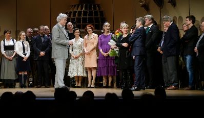 Am 16. Februar 2016 überreichte Kunst- und Kulturminister Josef Ostermayer die Urkunde, mit der Schauspieler Peter Simonischek der Berufstitel Kammerschauspieler verliehen wurde.