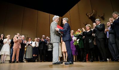 Am 16. Februar 2016 überreichte Kunst- und Kulturminister Josef Ostermayer (r.) die Urkunde, mit der Schauspieler Peter Simonischek (l.) der Berufstitel Kammerschauspieler verliehen wurde.