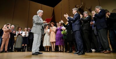 Am 16. Februar 2016 überreichte Kunst- und Kulturminister Josef Ostermayer die Urkunde, mit der Schauspieler Peter Simonischek der Berufstitel Kammerschauspieler verliehen wurde.