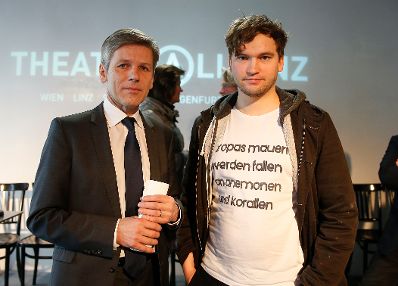 Am 22. Februar 2016 fand eine Pressekonferenz der Theaterallianz mit Kunst- und Kulturminister Josef Ostermayer (l.) im Schauspielhaus Wien statt. Im Bild mit dem Gewinner des AutorInnenpreises der Theaterallianz Thomas Köck (r.). 