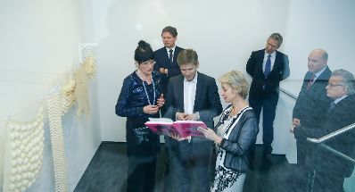 Am 24. Februar 2016 besuchte Kunst- und Kulturminister Josef Ostermayer (m.) die Ausstellung „Amo ergo sum“. Im Bild mit der Künstlerin Renate Bertlmann (l.) und der Kuratorin Jessica Morgan (r.).