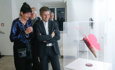 Am 24. Februar 2016 besuchte Kunst- und Kulturminister Josef Ostermayer (r.) die Ausstellung „Amo ergo sum“. Im Bild mit der Künstlerin Renate Bertlmann (l.).