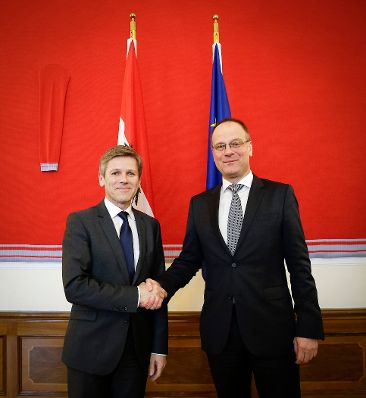 Am 25. Februar 2016 empfing Kanzleramtsminister Josef Ostermayer (l.) den EU-Kommissar Tibor Navracsics (r.) zu einem bilateralen Treffen.