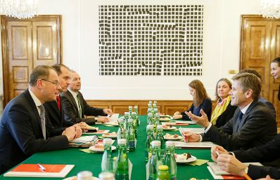 Am 25. Februar 2016 empfing Kanzleramtsminister Josef Ostermayer (r.) den EU-Kommissar Tibor Navracsics (l.) zu einem bilateralen Treffen.