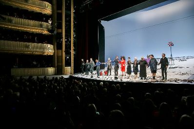Am 27. Februar 2016 besuchte Kunst- und Kulturminister Josef Ostermayer die Uraufführung von "Die Unschuldigen, ich und die Unbekannte am Rand der Landstraße" im Burgtheater.