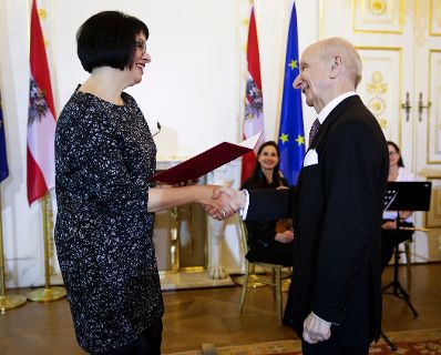 Am 1. März 2016 überreichte Sektionschefin Andrea Ecker (l.) das Österreichische Ehrenkreuz für Wissenschaft und Kunst I. Klasse an den Kammerschauspieler Peter Matić (r.).