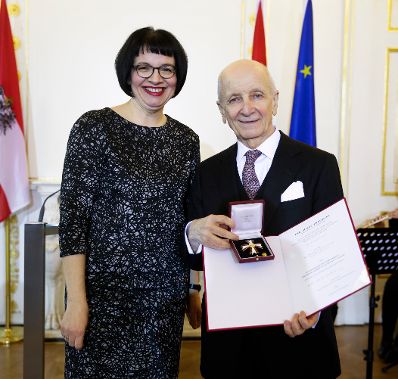 Am 1. März 2016 überreichte Sektionschefin Andrea Ecker (l.) das Österreichische Ehrenkreuz für Wissenschaft und Kunst I. Klasse an den Kammerschauspieler Peter Matić (r.).