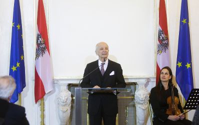 Am 1. März 2016 überreichte Sektionschefin Andrea Ecker das Österreichische Ehrenkreuz für Wissenschaft und Kunst I. Klasse an den Kammerschauspieler Peter Matić (im Bild).