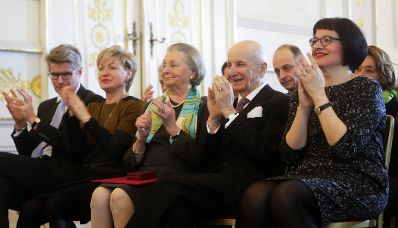 Am 1. März 2016 überreichte Sektionschefin Andrea Ecker das Österreichische Ehrenkreuz für Wissenschaft und Kunst I. Klasse an den Kammerschauspieler Peter Matić.