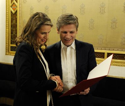 Am 3. März 2016 überreichte Kunst- und Kulturminister Josef Ostermayer (r.) in der Wiener Staatsoper die Urkunde, mit der Mezzosopranistin Sophie Koch (l.) der Berufstitel Kammersängerin verliehen wurde.