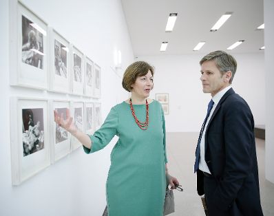 Am 3. März 2016 eröffnete Kunst- und Kulturminister Josef Ostermayer (r.) die Ausstellung "Körper, Psyche und Tabu" im Museum moderner Kunst Wien. Im Bild mit Kuratorin Eva Badura-Triska (l.).
