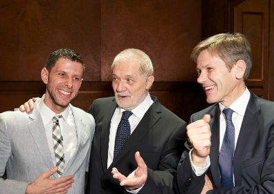 Am 6. März 2016 besuchte Kunst- und Kulturminister Josef Ostermayer (r.) die Premiere "Tri Sestri" in der Wiener Staatsoper. Im Bild mit dem Dirigenten Péter Eötvös (m.).